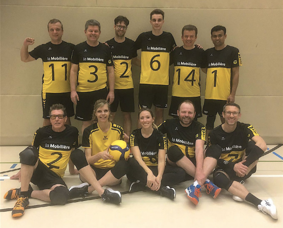 L’équipe qui a été désignée championne cette année (Laurent Pralong, avec le numéro 3, Aikaterini Gerofoti, en bas au milieu, Emmanuel Tabary, à sa droite). DR