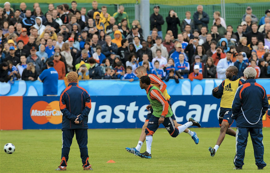 L’équipe de France à l’entraînement sur la pelouse du Lussy lors de l’Euro 2008. VINCENT MURITH – ARCHIVE