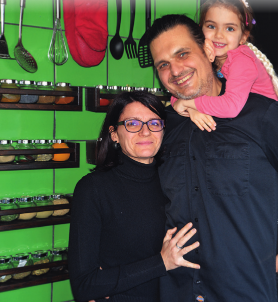 Lenverdeur, c’est aussi une histoire de famille: Claudia Fernandes, Jean-Claude Schlub et leur fille Ana, à l’endroit où les mets véganes sont préparés. CM