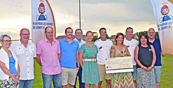 Les membres du comité de la Fondation Noah lauréate leur prix bien en mains, entourés du comité de l’Interclub de la Veveyse. MICHEL MACHICOANE STOCKER