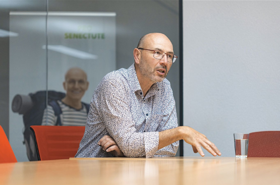 Laurent Menoud: «Différents sondages le confirment: les personnes âgées souhaitent rester dans leurs lieux de vie, tout en se rapprochant des centres, là où elles peuvent bénéficier de services et se retrouver en bonne compagnie.» CHLOÉ LAMBERT