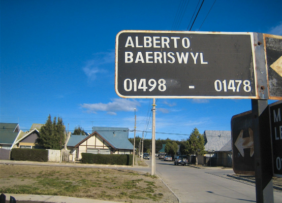 Plaque de rue à Punta Arenas au Chili. RÉSEAU D’AMIS FRIBOURG-MAGELLAN