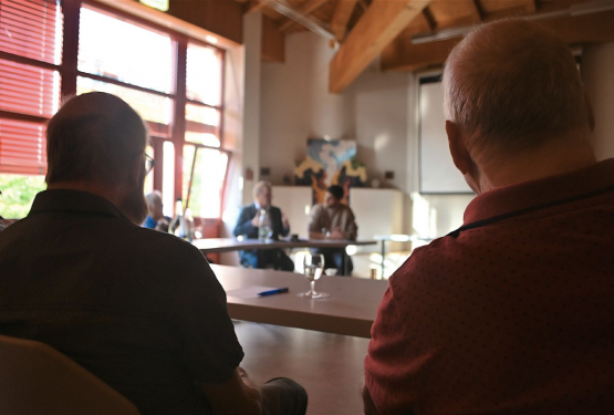 Les résidents de l’EMS étaient une dizaine à écouter les explications des politiciens, notamment Pierre-André Page et Timon Gavallet (en photo au second plan). JEAN FRIEDRICH