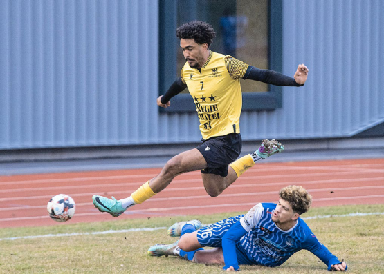 Dernier du classement, le FC Châtel-Saint-Denis de Marceau Rapsode (en jaune) a entamé sa «mission impossible» par un match nul samedi au Lussy. ANTOINE VULLIOUD