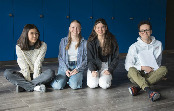 Miréla Bros, Mathilde Cherbuin, Ilona Ginguené et Naïm Berhili (de g. à dr.) s’apprêtent à débattre dans la salle du Grand Conseil. RÉGINE GAPANY