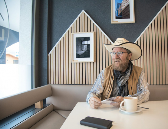 Le bricoleur et poète visuel Jacky Maquelin vit depuis 2016 aux Paccots. RÉGINE GAPANY