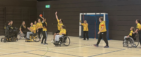 Le rafroball rassemble des joueurs en situation de handicap ou non, grâce à des règles adaptées qui favorisent l’équité et la participation de tous. DR