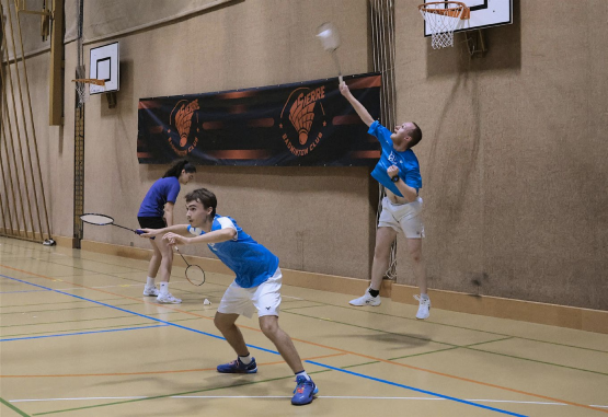 Le jeune Attalensois (au centre), ici en octobre dernier à Sierre, essaie de rendre son sport davantage populaire. DR