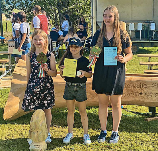 Anna (à gauche) et Audrey Ayer (à droite), en compagnie de Valentine Seydoux à Boveresse. DR