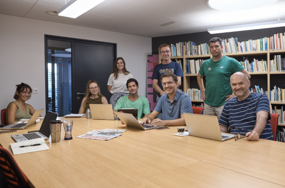 L’équipe de La Gruyère réunie autour de la table. De gauche à droite: Betty Dupasquier (stagiaire), Anaïs Rey (journaliste), Yann Guerchanik (rédacteur en chef adjoint), François Pharisa (rédacteur en chef), Eric Bulliard (rédacteur en chef adjoint). Debout: Angie Dafflon (journaliste), Philippe Huwiler (journaliste), Valentin Castella (journaliste). Absents sur la photo: Vincent Caille (journaliste), Xavier Schaller (journaliste), Quentin Dousse (journaliste), Glenn Ray (journaliste), Valentin Thiéry (journaliste), Karine Allemann (cheffe d’édition), Géraldine Tornare (polygraphe), Frédéric Vial (polygraphe), Chloé Lambert et Antoine Vullioud (photographes), Sylvie Gapany et Mélanie Oberson (secrétariat). PARALLÈLE