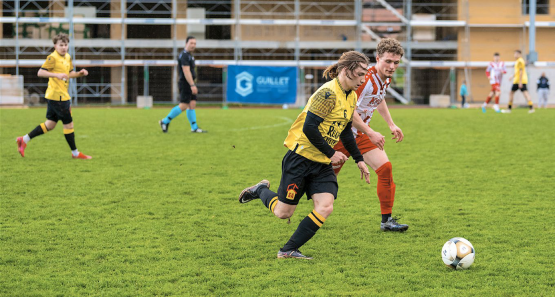 A 19 ans, Dayan Müller s’est imposé comme titulaire indiscutable sur le flanc droit de la défense du FC Châtel-St-Denis. ARCH - T. DELLEY