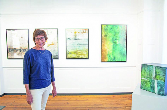 Rita Strahm-Minnig entourée de ses peintures qu’elle vient d’accrocher. Ci-dessous, «Incandescence». PHOTOS RÉGINE GAPANY