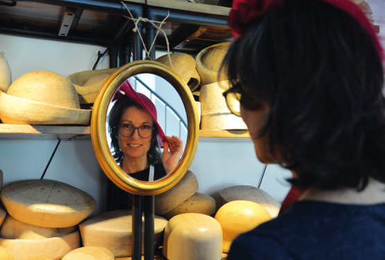Annick Roulet est intarissable sur l'histoire des moules, dont certains sont centenaires, qu'elle utilise pour former ses chapeaux. PHOTOS VJ