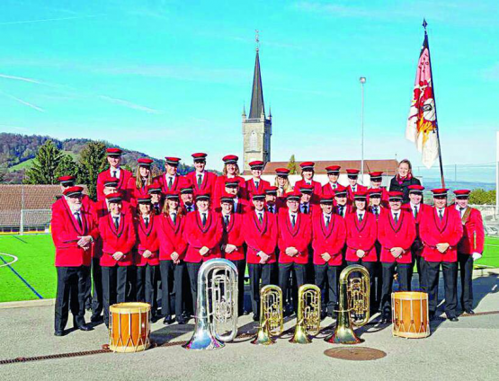 La Fanfare régionale d’Attalens a inauguré en 2021 ses nouveaux uniformes. Elle avait acquis ses premiers costumes, d’occasion, à Genève, en 1948, année de la bénédiction de son premier drapeau. DR
