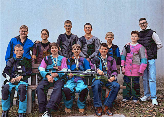 Les jeunes tireurs entourent les médaillés de bronze Sacha Ruchti, Thibault Pilloud et Vlad Constantinescu. A gauche, la présidente de la société Géraldine Sudan, à droite l’entraîneur Nicolas Henrique-Dias. DR