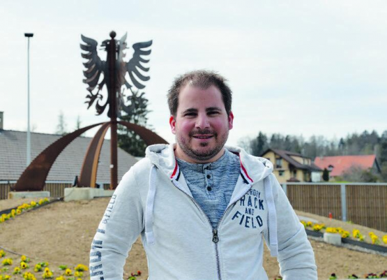 Morgan Pires a choisi de poser devant le giratoire de l’aigle, nouveau symbole de la ville. LE MESSAGER