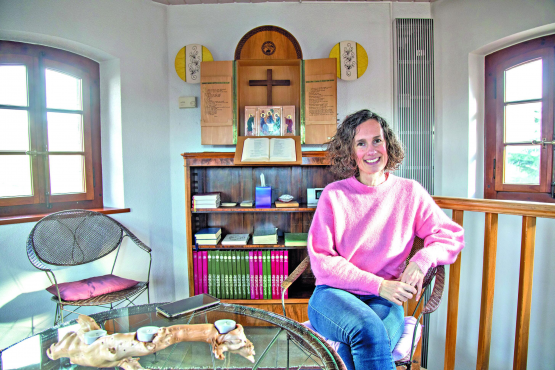 La vulnérabilité ne fait pas peur à Véronique Monnard, qui travaille avec un soin pastoral jusque dans ses tâches administratives. RÉGINE GAPANY