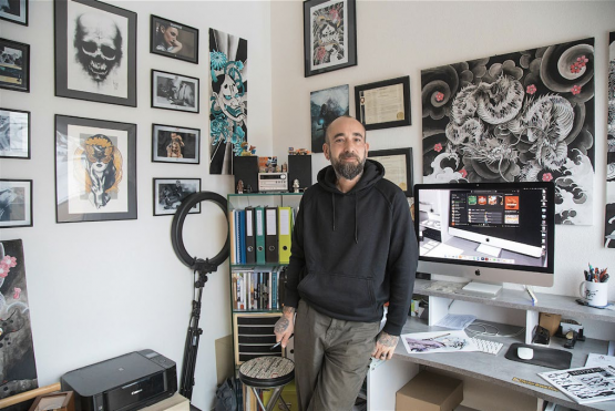 De Vevey à Châtel, en passant par l’Asie et l’Olympia, le graphiste Yoan Leresche a passablement roulé sa bosse. RÉGINE GAPANY