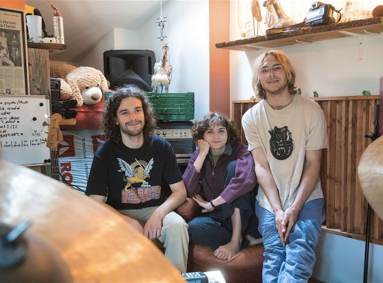 Jonathan Gay, Amelia et Alexander Kamber (de g. à dr.) sont des artistes couteaux suisses qui font tout eux-mêmes, de la musique à la sérigraphie de leurs T-shirts. RÉGINE GAPANY