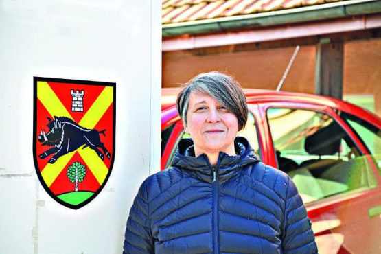 Claudia Dougoud a choisi de poser devant l’administration communale du Flon, à Bouloz. «J’y passerai beaucoup de temps ces cinq prochaines années», sait la future conseillère communale. LE MESSAGER