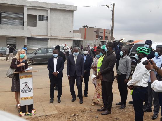 Au début du mois de juillet, Anne Lugon-Moulin a participé à l’inauguration d’une station de lavage des mains devant le marché de Bingerville en Côte d’Ivoire. PHOTO DU FIL TWITTER D’ANNE LUGON-MOULIN
