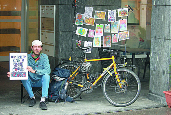 Le Châtelois Lucien Pilloud installe son vélo pour afficher ses œuvres dans différentes villes de Suisse. JONAS RUFFIEUX