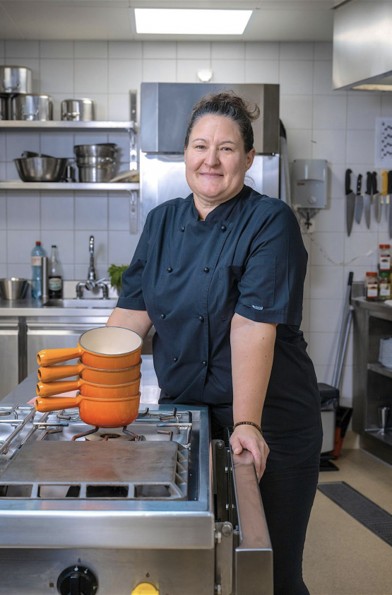 Des fleurs aux caquelons, Marlène Perroud a trouvé quelques points communs. Le dynamisme et la diversité du métier en premier lieu. CHARLY RAPPO