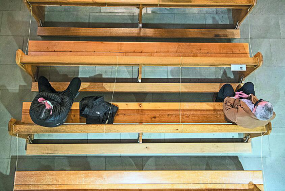 Durant les messes où la présentation du certificat Covid est obligatoire, ces scènes «d’évitement» ne devraient plus être d’actualité. ARCH – A. VULLIOUD/LA GRUYÈRE