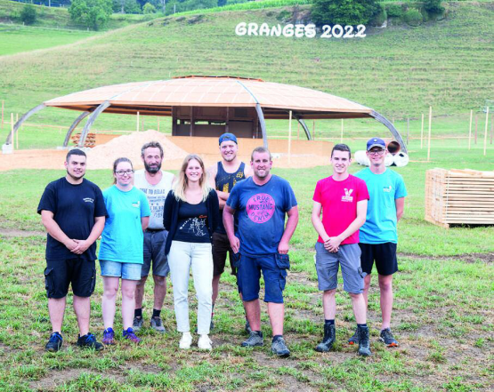Anouk Vienne et Ludovic Gabriel entourés des bénévoles présents ce soir-là jubilent à quelques semaines du coup d’envoi du 25e Giron des jeunesses veveysannes. PHOTOS RÉGINE GAPANY