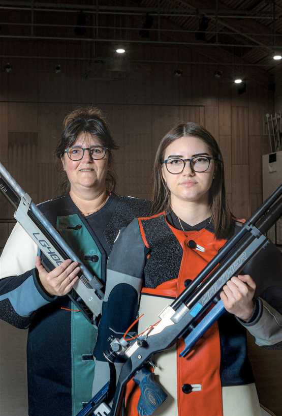 Tilly Pfeifflé (à droite) a motivé sa maman Christel à commencer le tir. CHLOÉ LAMBERT