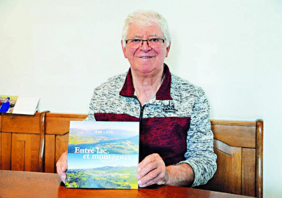 Frédéric Jordil présente la plaquette Entre lac et montagnes, qui célèbre le 75e anniversaire du Giron des musiques de la Veveyse. LE MESSAGER