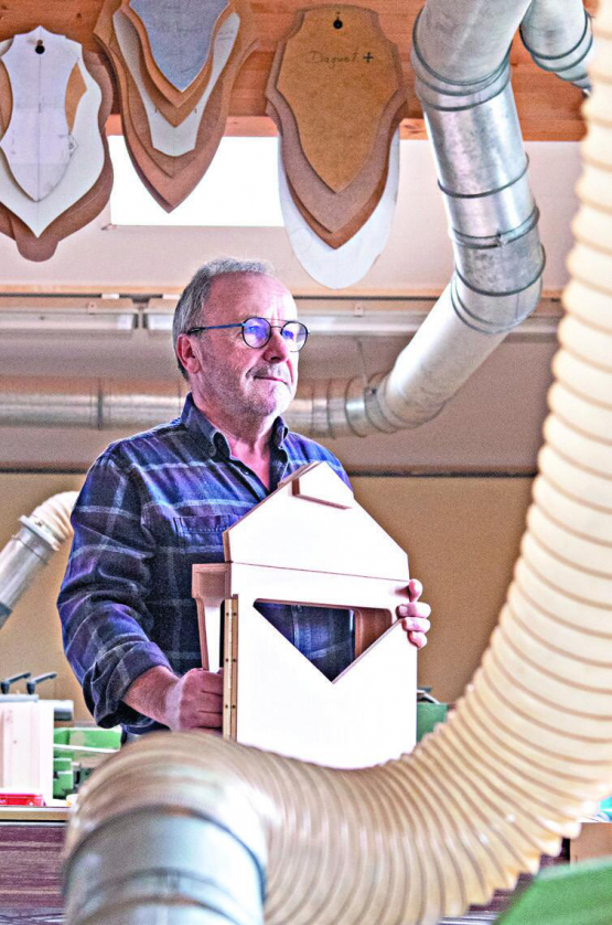 A la tête de l’atelier bois depuis les débuts de La Belle Etoile en 1993, Philippe Devaud vient de prendre sa retraite et pose à travers un castelet de kamishibaï, l’objet phare écoulé à près de 2300 exemplaires en trente ans. ANTOINE VULLIOUD