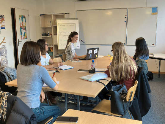L’association Lire et écrire propose des cours en petit groupe dans toute la Suisse romande. LIRE ET ÉCRIRE