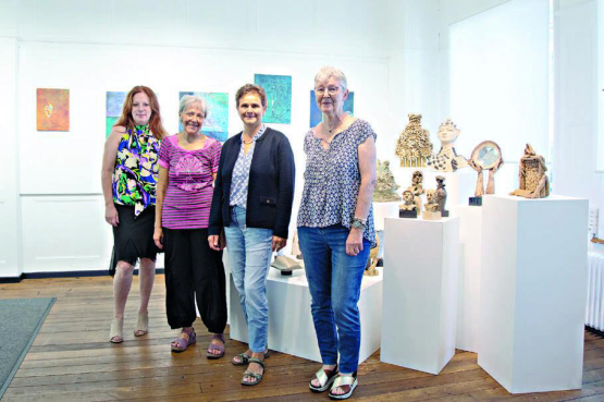 Christine Wyss, Juliette Barras, Myriam Cardinaux et Charlotte Magnin (de g. à dr.) se partagent les cimaises de la galerie Image-In jusqu’au 24 septembre. RÉGINE GAPANY