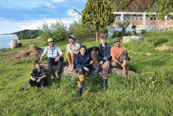 Le collectif du Radis noir au complet (de gauche à droite: Juliette Vernier, Jérémie Jolliet, Adrien Parguel, Arthur Pasquier, Jeanne Schütze et Ramon Périsset). RADIS NOIR