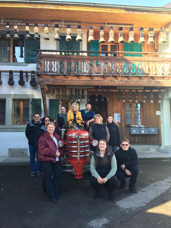 Carol Rich (au volant du Hürlimann) sera la vedette du repas de soutien des Amis des vieux tracteurs du Jorat et environs, demain soir à Vulliens. DR