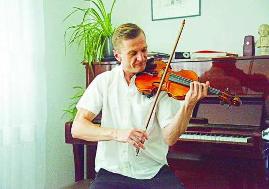 Artur Tarnowski, invité par la légende Ivry Gitlis, a rencontré Gabrielle Bourguet voilà quelques années alors qu’il jouait dans les rues lausannoises. MAXIME SCHWEIZER