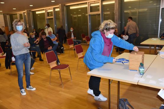 Masqués, les habitants se sont approchés, chacun leur tour de l’urne, pour approuver à une large majorité la convention de fusion entre Oron et Essertes. MMS