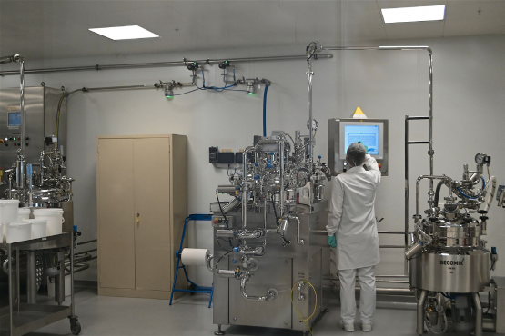 Dans la salle blanche dédiée à la production, les ingrédients sont mélangés dans des cuves en inox. THOMAS CHRISTEN