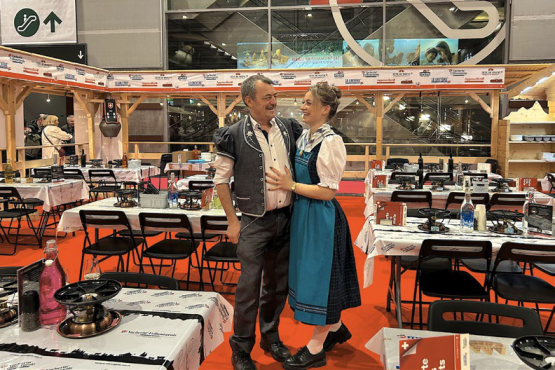 Gérald Jaquier et sa fille Manon se sentent comme des poissons dans l’eau sur le stand suisse du Salon de l’agriculture. DR