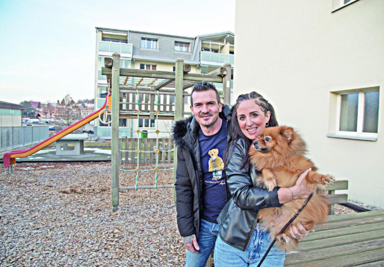 S’ils apprécient particulièrement la compagnie des enfants, Cristina et Vicente s’occupent aussi avec attention de leur loulou de Poméranie, Lion. RÉGINE GAPANY