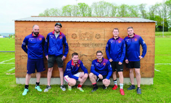 Alain Charrière, Patrick Bossel, Loïc Dunand, Robin Vial, Thibault Deillon et Julien Currat (de gauche à droite) jouent depuis de nombreuses années au FC Le Crêt/Porsel/St-Martin. Ils expriment leur fierté d’évoluer au sein du club haut-veveysan. MAXIME SCHWEIZER