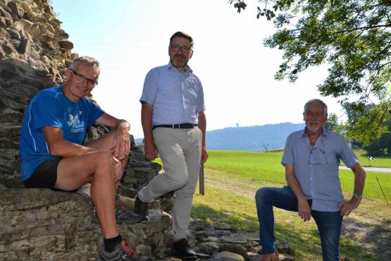 De g. à dr.: le vice-président Daniel Golay, le président François Berthoud et le membre du comité Jean-Daniel Cart s’activent déjà, avec l’aide de bénévoles, pour installer les infrastructures de Bossonn’Art. VJ