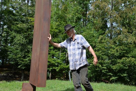 La sculpture d’Etienne Krähenbühl, qui sera visible dans le cadre de Bossonn’Art, est en place depuis mercredi. VJ