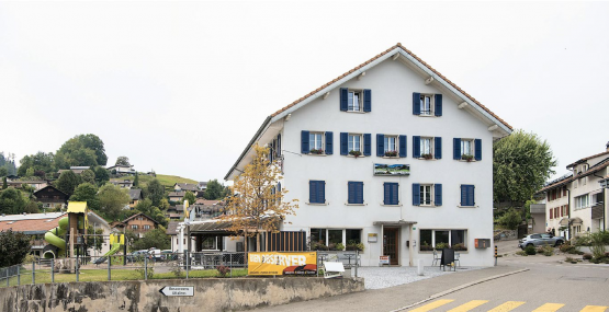 L’inauguration de la place devant le restaurant et la célébration de la 1000e habitante ont bien eu lieu. Mais la fête de la Société de développement a été annulée, à cause d’une bisbille autour de son site internet. ANTOINE VULLIOUD