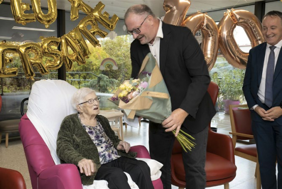 Gilberte Magne entourée pour l’occasion de sa famille et du personnel du home.