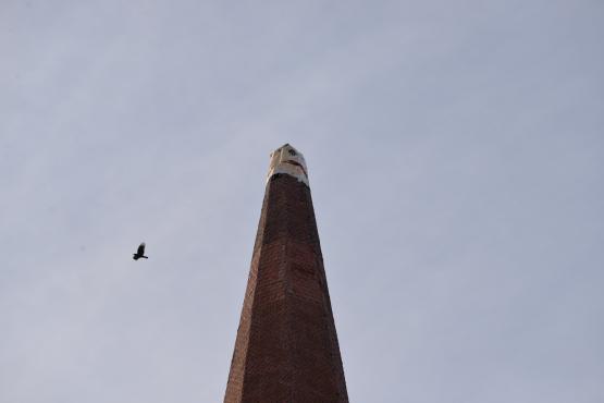 Le clocher de l’église de St-Martin panse ses plaies. Il s’est vu retirer sa flèche et sa partie supérieure après avoir été frappé par la foudre dimanche soir. CM