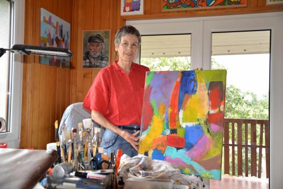 Eliane Frasnetti s’adonne à la peinture dans son atelier, installé dans son salon, baigné par la lumière et avec vue sur les montagnes. VJ