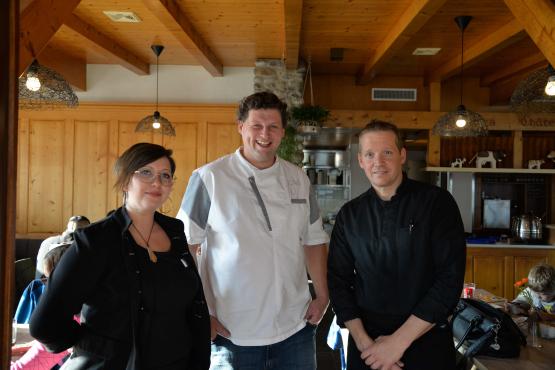 Gilles Rüfenacht (au centre) s’est appuyé sur Elsa Santus et Matthias Vuichard pour gérer La Crémerie à Châtel-St-Denis. VJ