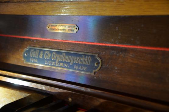 Sur la console de l’orgue de Châtillens, Daniel Bulloz a apposé sa plaque en dessus de celle de 1914. PHOTOS VJ